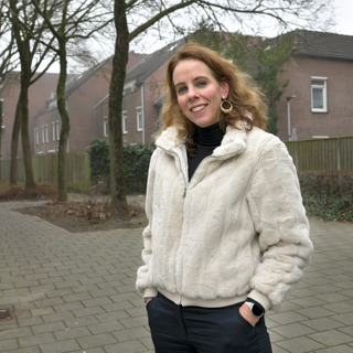 Stephanie Brans voor een rij woningen in Tilburg